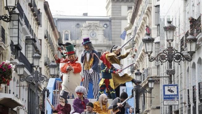 El Conde Salchichón acompañado de la comparsa de carnaval por la calle Alfonso de Zaragoza