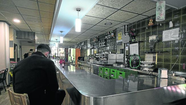 Interior del bar el Cubetazo, en el barrio de Las Delicias de Zaragoza.