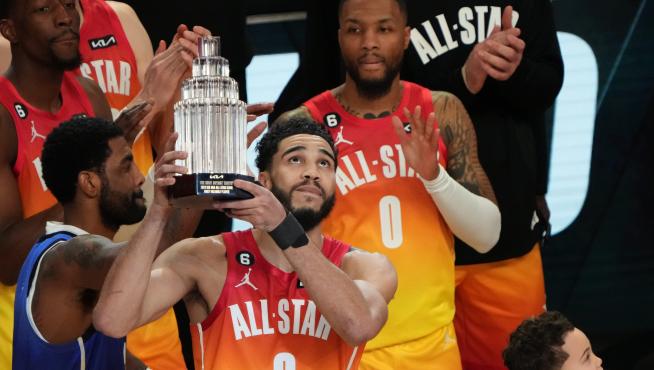 Jayson Tatum sostiene el trofeo Koby Bryant All Star MVP después del partido 72 del All-Star de la NBA