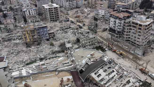 Edificios derruidos en la ciudad de Hatay (Turquía) tras los terremotos, a vista de dron.