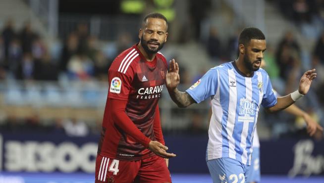 Bebé, con gesto contrariado, el pasado lunes en Málaga junto a Ramalho.