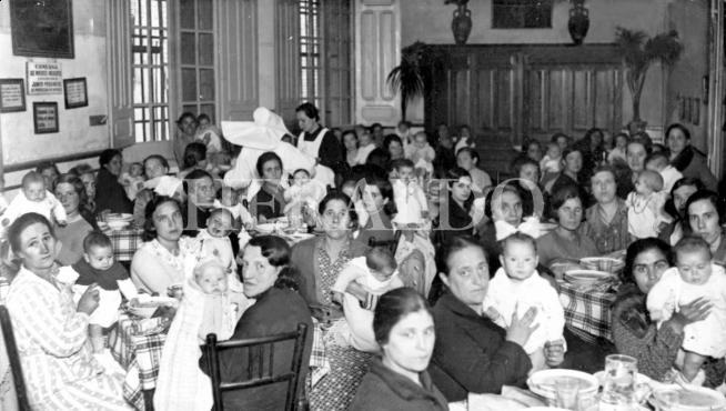 Comedor de la cocina económica de Zaragoza, en los años 30.