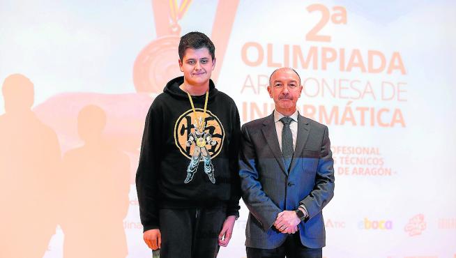 El subdelegado, Fernando Beltrán, ayer, con Javier Badesa, uno de los ganadores