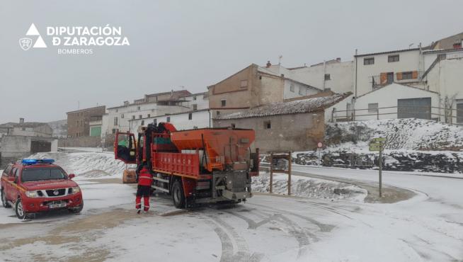 Bomberos de la DPZ trabajando en las carreteras nevadas este lunes.