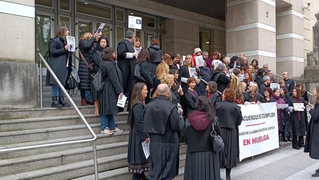 Letrados de la Administración de Justicia en una concentración en el Palacio de Justicia de Bilbao.