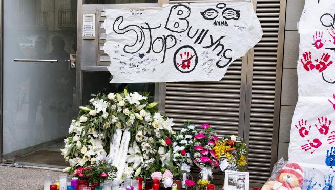 Velas, flores y pancartas en el domicilio del menor de 12 años que el pasado martes se suicidó saltando por el balcón de su casa en Sallent (Barcelona)
