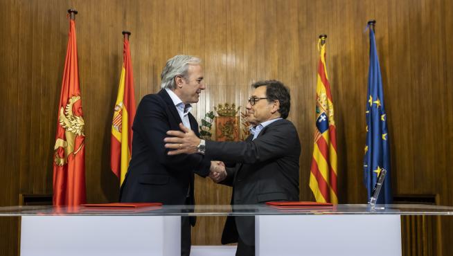 Jorge Azcón y Raúl Sanllehí, este martes en el Ayuntamiento de Zaragoza.