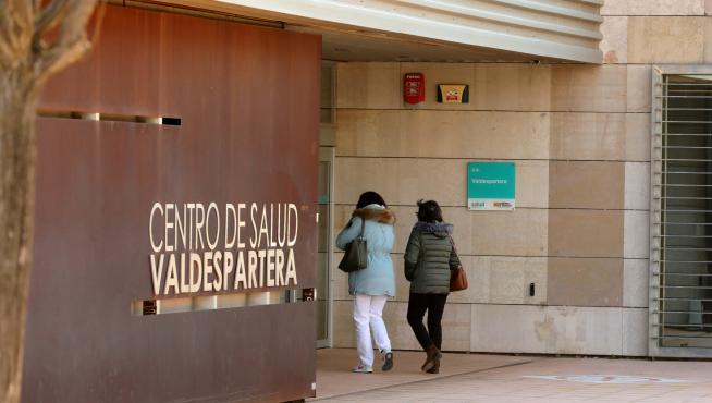Dos personas, este miércoles, cuando entraban al centro de salud de Valdespartera.
