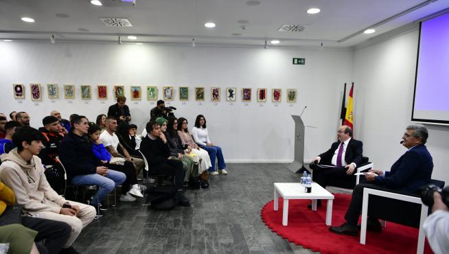 El ministro de Cultura y Deporte, Miquel Iceta, mantiene un encuentro con jóvenes sobre el Bono Cultural Joven, en la Biblioteca Pública del Estado Adolfo Suárez.