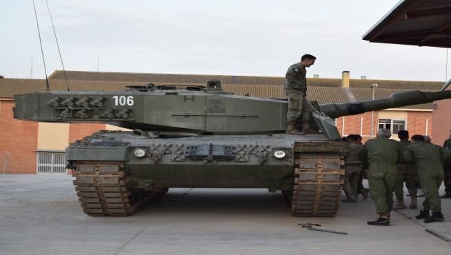 La Brigada de Aragón formando a militares ucranianos en San Gregorio (Zaragoza) junto a un tanque Leopard.