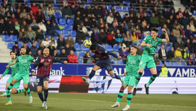 Florian Miguel cabecea el balón en la acción del primer tanto de la SD Huesca.
