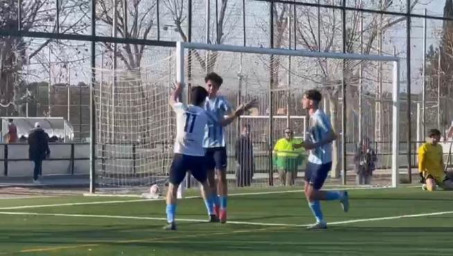 Los jugadores del Racing Zaragoza celebran un gol.