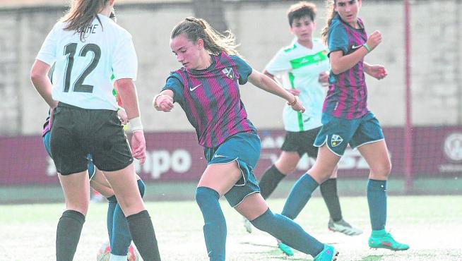Una jugadora de la SD Huesca avanza con el balón controlado.