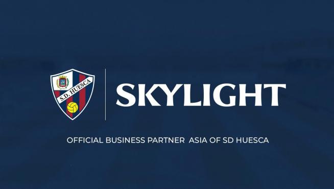 Imagen del acuerdo de patrocinio entre la SD Huesca y Skylight.