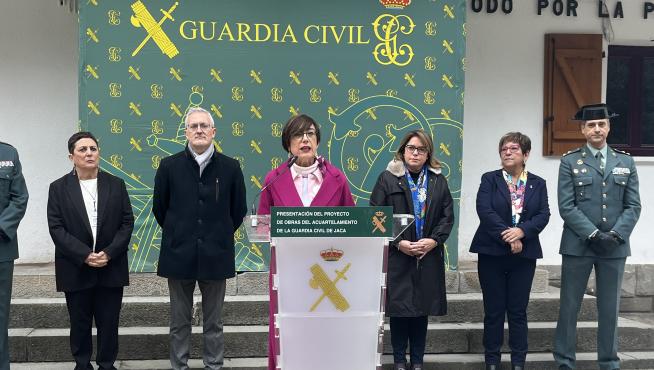 La directora general de la Guardia Civil, María Gámez, durante su visita a Jaca para presentar las obras de mejoras del cuartel.