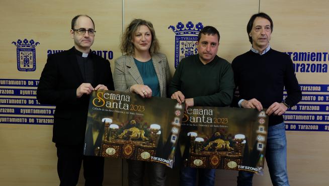 Miguel Antonio Franco, Waldesca Navarro, Jesús Marco y José Manuel Llorente con el cartel de la Semana Santa 2023.