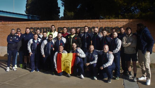 Miembros del Regimiento de Caballería España Número 11 y del Rugby Club, a las puertas de la cárcel.