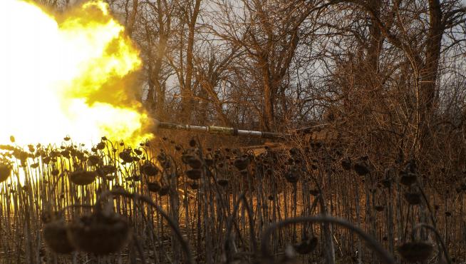 Soldado ucranianos disparan contra las tropas rusas en Bajmut