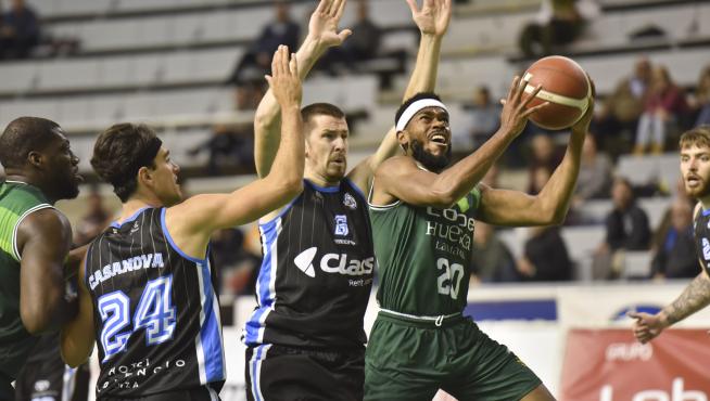 Nyameye Adom trata de hacerse fuerte en el partido con el Sant Antoni