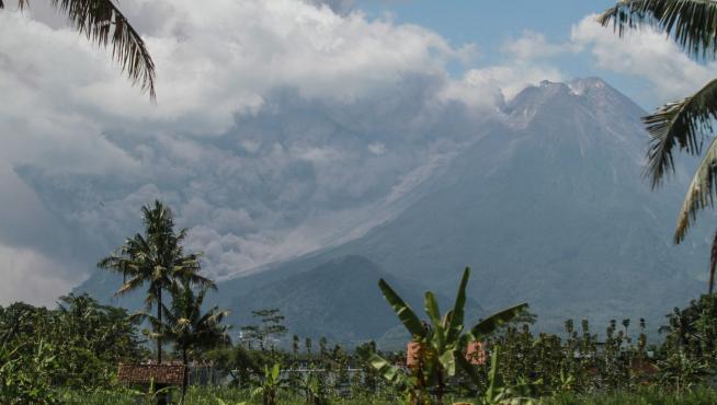 Mount Merapi?volcano?erupts, as seen from Turi, in Sleman, Yogyakarta, Indonesia, March 11, 2023. Antara Foto/Hendra Nurdiyansyah/via REUTERS ATTENTION EDITORS - THIS IMAGE HAS BEEN SUPPLIED BY A THIRD PARTY. MANDATORY CREDIT. INDONESIA OUT. NO COMMERCIAL OR EDITORIAL SALES IN INDONESIA. INDONESIA-VOLCANO/