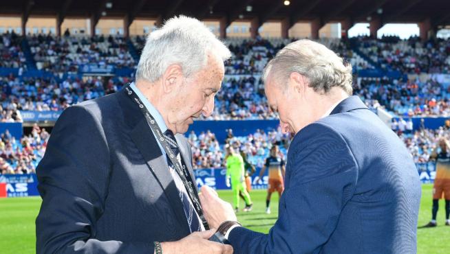 Óscar Luis Celada le pone la insignia de oro y brillantes al doctor Jesús Villanueva