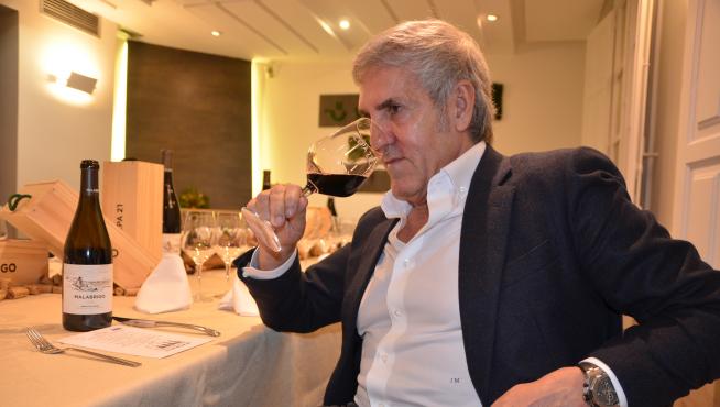 José Moro, en el restaurante zaragozano Casa Pedro, prueba uno de sus vinos.