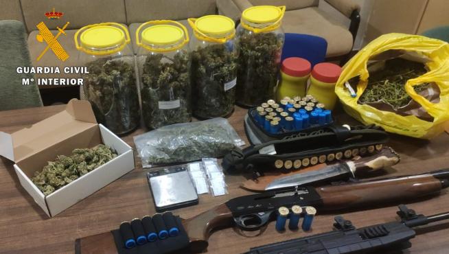 Armas y droga halladas en el domicilio del hombre detenido en Novillas.