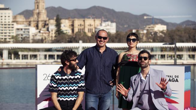 El director Joan Noguera (2i) posa en el puerto de Málaga junto a los actores Javier Rey (i) y Verónica Echegui (2d) y Tamar Novas (d).