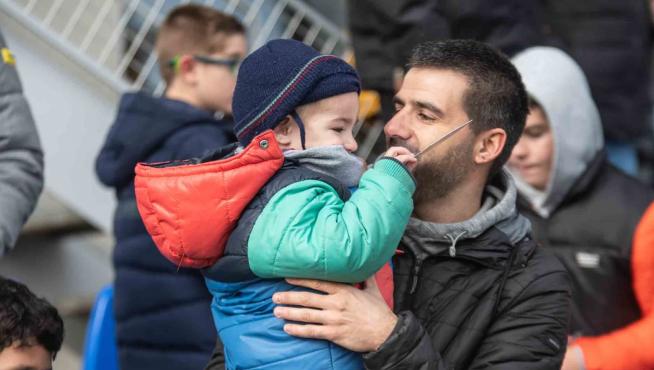 Carlos Blas con su hijo Rubén en el entrenamiento a puerta abierta del Huesca la pasada Navidad.