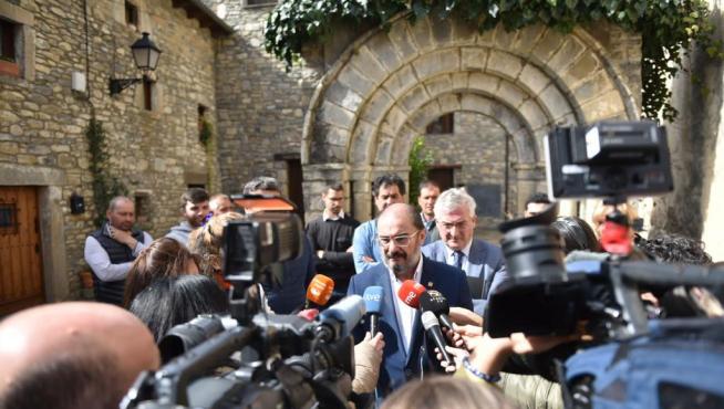 Javier Lambán delante del arco de Jánovas que hay en la localidad de Fiscal y que se sacó de la Iglesia de aquel pueblo para evitar que se lo tragara el embalse.