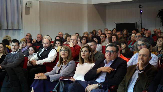 Autoridades y representantes del Diario del Alto Aragón y la SD Huesca, en primer fila, junto al resto del público.