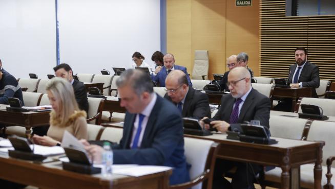 El diputado de EH Bildu Jon Iñarritu (d) participa en la Comisión de Interior del Congreso que debate la reforma de la ley de Seguridad Ciudadana