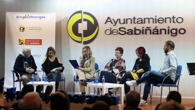 Miguel Mainar, Vicky Lafuente con Chus Sánchez, Pilara Piedrafita, Noelia Marcén y Christian Jiménez.