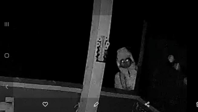 Imágenes grabadas de una cámatra de vigilancia de una vivienda situada frente a una de las que robaron el pasado viernes 3 de marzo con un presunto autor de la sustracción.