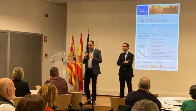 El director general de Innovación y FP del Gobierno de Aragón, Toni Martínez, ha inaugurado la jornada junto al responsable de Agrobank en la Dirección Territorial Ebro de Caixabank, David Navarro.