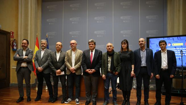 Foto de familia de los asistentes al acuerdo de la reforma de las pensiones.