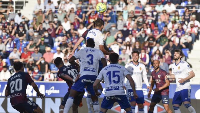 Un lance del Huesca-Real Zaragoza de la temporada pasada en El Alcoraz.