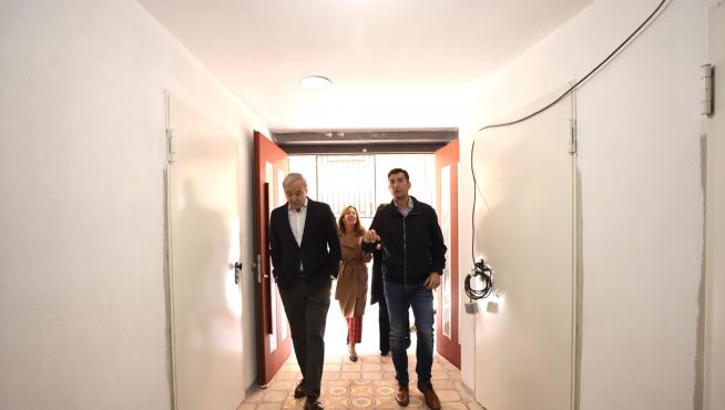 El alcalde de Zaragoza, Jorge Azcón, ha visitado este miércoles las nuevas viviendas sociales de Zamoray.