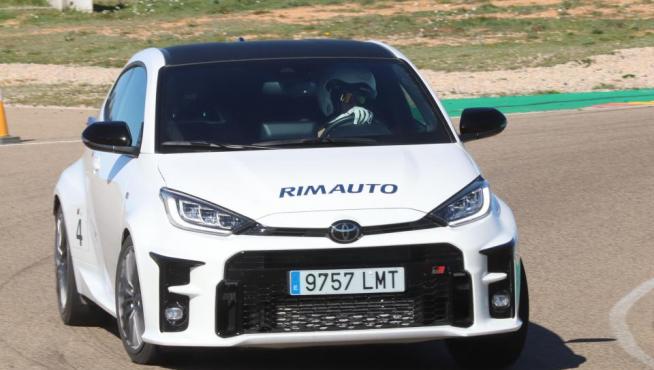 La alcañizana Laura Aparicio en su Toyota GR Yaris en el Karting Internacional de Motorland Aragón.