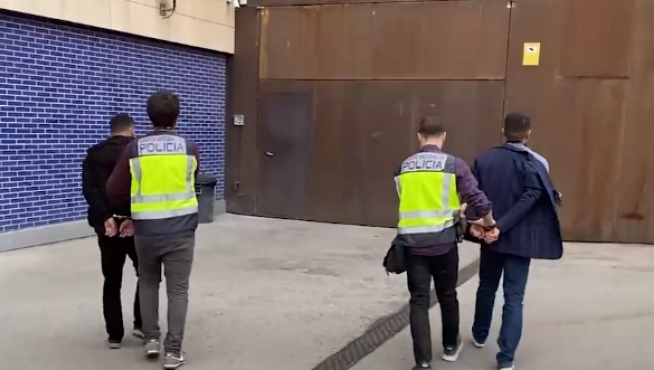 Momento de la detención de dos de los integrantes de la banda