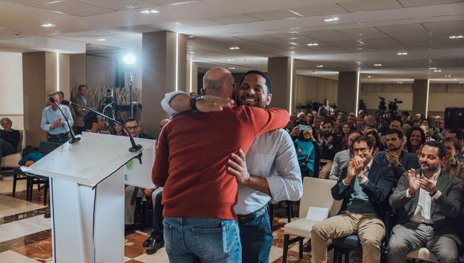 Ignacio Garriga abraza a Pablo Ciprés, candidato de Vox a la alcaldía de Huesca.