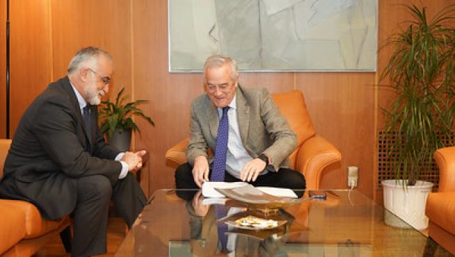Javier Hernández y Javier Sada en la entrega de la memorial anual de 2022 del Justicia de Aragón