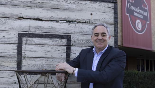 José Descartín, secretario técnico del Casademont Zaragoza Femenino, en la zona exterior del pabellón Príncipe Felipe.