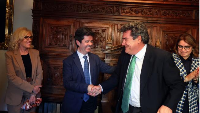 El alcalde Luis Felipe y el ministro José Luis Escrivá, este viernes, en el Ayuntamiento de Huesca.