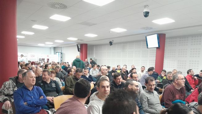 Delegados de UGT en la asamblea organizada por el sindicato para presentarles al nuevo secretario general de FICA, Mariano Hoya, que se ha reunido esta mañana con la dirección de Stellantis.
