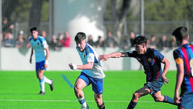 Adrián Liso escapa de la vigilancia de un defensa del Barça.