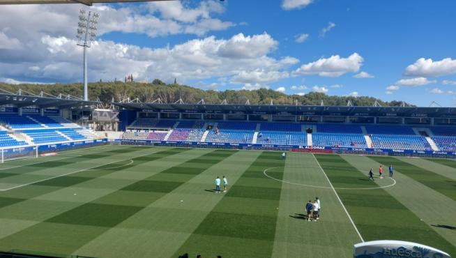 El estadio de El Alcoraz, con los jugadores del Huesca y el Real Zaragoza, hora y media antes del partido de esta tarde dominical.