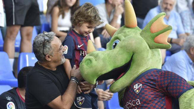 Dragonés, mascota de la SD Huesca, junto a un pequeño aficionado azulgrana.
