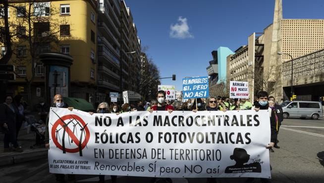 Manifestación en Zaragoza para rechazar las macroinstalaciones de renovables, hace un año.