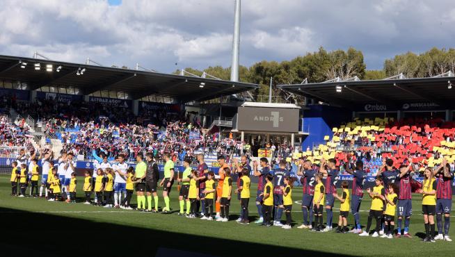 Mosaico y bufandas en alto para recibir a los jugadores.